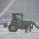 Trabajadores retiran la nieve del Estadio Highmark de Orchard Park, Nueva York., el domingo 14 de enero de 2024. (AP Foto/ Jeffrey T. Barnes)