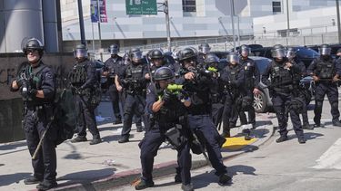 ARCHIVO - La policía custodia el Centro de Detención Metropolitano en el centro de Los Ángeles, el 8 de junio de 2025, tras una protesta contra una redada migratoria realizada el día anterior. (AP Foto/Jae Hong, Archivo)