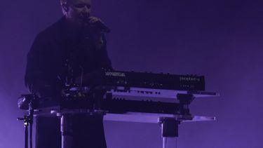 ARCHIVO - Tyrone Lindqvist de la banda Rüfüs Du Sol durante su presentación en el festival Corona Capital en la Ciudad de México el 21 de noviembre de 2021. (Foto AP/Eduardo Verdugo, archivo)