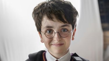 Esta imagen publicada por HBO muestra a Dominic McLaughlin, quien interpretará a Harry Potter, en el set de la serie de HBO Harry Potter, programada para 2027. (Aidan Monaghan/HBO via AP)