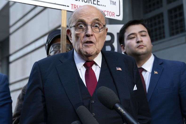 El exalcalde de Nueva York, Rudy Giuliani, habla con la prensa afuera de un tribunal federal en Washington, el 15 de diciembre de 2023. (Foto AP/José Luis Magaña)