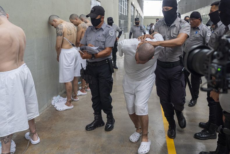 ARCHIVO - Un prisionero es trasladado mientras la secretaria de Seguridad Nacional de EEUU, Kristi Noem, visita el Centro de Confinamiento Terrorista en Tecoluca, El Salvador, el 26 de marzo de 2025. (AP Foto/Alex Brandon, Archivo)