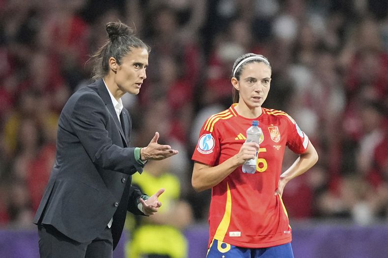 La seleccionadora española Montse Tomé junto a la jugadora Aitana Bonmatí en los cuartos de final de la Eurocopa femenina, el viernes 18 de julio de 2025, en Berna, Suiza. (AP Foto/Martin Meissner)