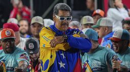 El presidente Nicolás Maduro se dirige a sus seguidores desde el palacio presidencia de Miraflores después de que la autoridad electoral de Venezuela le declarara ganador de las elecciones en Caracas, Venezuela, el lunes 29 de julio de 2024. (AP Foto/Fernando Vergara)