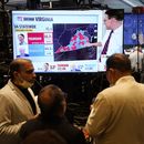 ARCHIVO - Simpatizantes del demócrata Terry McAuliffe observan los informes de voto en una fiesta electoral en McLean, Virginia, el martes 2 de noviembre de 2021. (AP Foto/Steve Helber, Archivo)