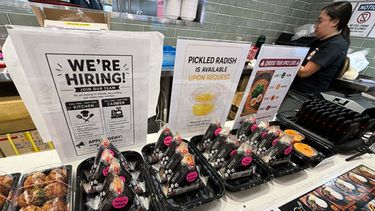 Una tienda busca personal en Schaumburg, Illinois, el 16 de septiembre del 2026. (AP foto/Nam Y. Huh)