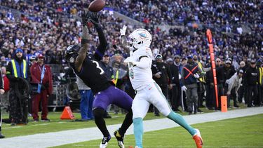 ARCHIVO - Odell Beckham Jr. (3), wide receiver de los Ravens de Baltimore (3), atrapa un pase mientras que Kader Kohou (4), cornerback de los Dolphins de Miami, defiende en la jugada, durante la primera mitad del partido de la NFL en Baltimore, el domingo 31 de diciembre de 2023. Los Dolphins de Miami pactaron firmar con un año de contrato a Beckham Jr., informó una persona con conocimiento de la negociación a The Associated Press el viernes 3 de mayo de 2024. (AP Foto/Nick Wass, Archivo)