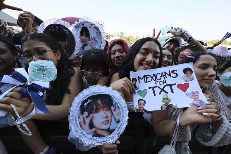 Fans de Tomorrow X Together esperan la actuación de la banda durante su presentación en el festival AXE Ceremonia en el Parque Bicentenario en la Ciudad de México el sábado 5 de abril de 2025. (Foto AP/Ginnette Riquelme) CEREMONIA