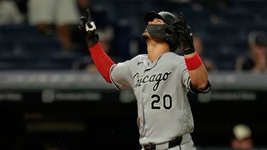 Miguel Vargas, de los Medias Blancas de Chicago, hace un gesto hacia la banca mientras corre hacia el plato tras conectar un jonrón en la quinta entrada de un partido de béisbol contra los Guardianes de Cleveland, en Cleveland, el viernes 3 de julio de 2026. (Foto AP/Sue Ogrocki)