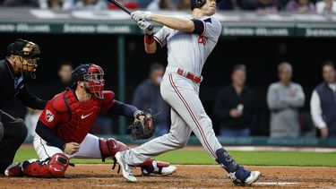 Max Kepler, de los Mellizos de Minnesota, conecta un cuadrangular de dos carreras frente al abridor de los Guardianes de Cleveland, Peyton Battenfield, durante la sexta entrada del juego de béisbol el viernes 5 de mayo de 2023, en Cleveland. (AP Photo/Ron Schwane)