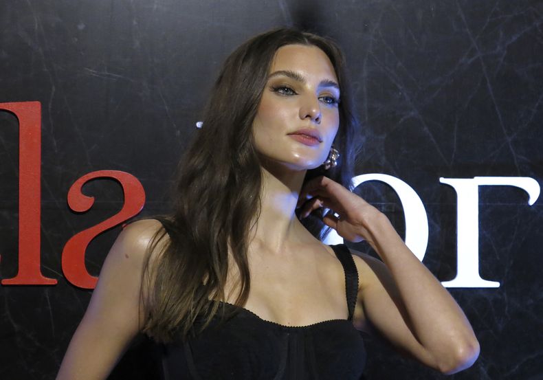 La actriz Macarena Achaga posa en la alfombra roja de la serie Mala fortuna en la Ciudad de México el miércoles 16 de agosto de 2023. (Foto AP/Berenice Bautista)