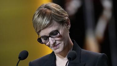 La actriz francesa Judith Godrèche habla en la 49a edición de los Premios Cesar en París, el viernes 23 de febrero de 2024. Godrèche pidió a la industria cinematográfica francesa que enfrente la verdad sobre la violencia sexual y el abuso físico. (Foto AP/Michel Euler)