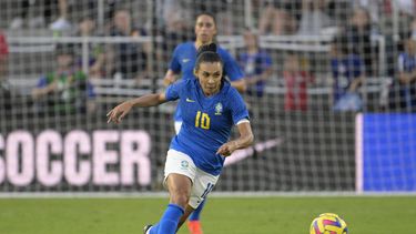La delantera brasileña Marta durante el el partido contra Japón por la Copa SheBelieves, el jueves 16 de febrero de 2023, en Orlando, Florida. (AP Foto/Phelan M. Ebenhack)