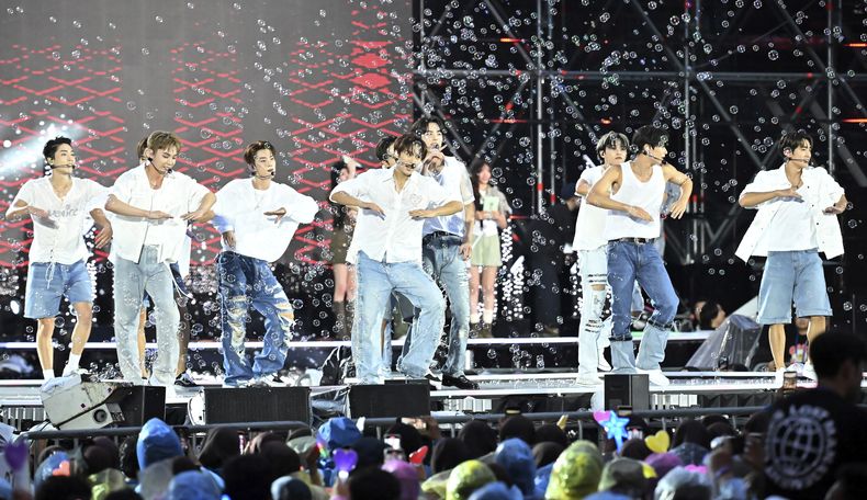 El grupo de K-pop The Boyz se presenta durante un concierto de K-Pop después de la ceremonia de clausura del Jamboree Scout Mundial en el Estadio de la Copa Mundial en Seúl, Corea del Sur, el viernes 11 de agosto de 2023. Un día después de que una poderosa tormenta tropical inundara decenas de hogares y convirtiera las calles en ríos lodosos, Corea del Sur organizó un gran concierto de K-Pop en Seúl para 40.000 Scouts cuyo campamento mundial Jamboree fue afectado por el clima. (Korea Pool vía AP)