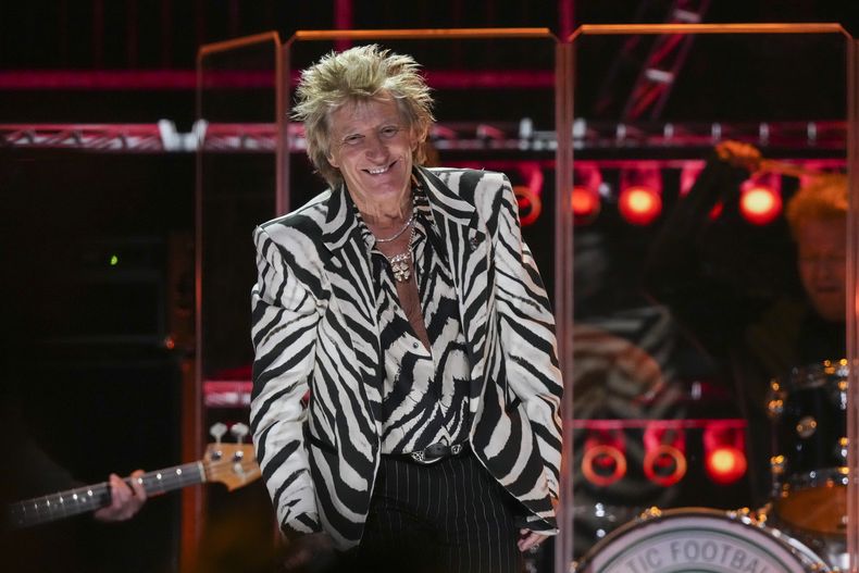 Rod Stewart actúa durante el concierto benéfico FireAid el jueves 30 de enero de 2025 en Intuit Dome en Inglewood, California. (Foto Jordan Strauss/Invision/AP)