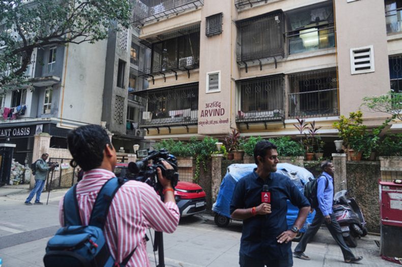 Reporteros, en el exterior del edificio donde vivieron familiares de Smit Machchhar, un piloto indio de Flydubai, en Mumbai, India, el 1 de octubre de 2026. (AP Foto/Rafiq Maqbool)