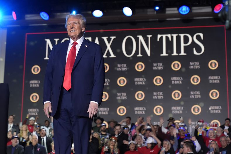 El presidente Donald Trump llega para hablar de economía durante un acto en el Circa Resort and Casino de Las Vegas, el sábado 25 de enero de 2025. (AP foto/Mark Schiefelbein)