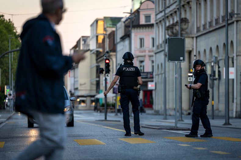 La presencia policial tras el tiroteo en Aarau, Suiza, el 30 de agosto del 2026. (Michael Buholzer/Keystone via AP)