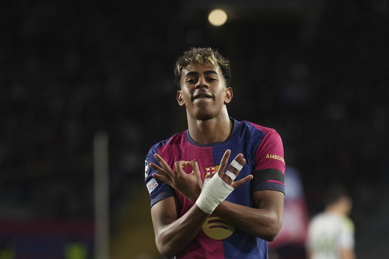 Lamine Yamal celebra tras anotar el segundo gol del Barcelona ante Benfica en la vuelta de los octavos de final de la Liga de Campeones, el martes 11 de marzo de 2025, en Barcelona. (AP Foto/Emilio Morenatti)