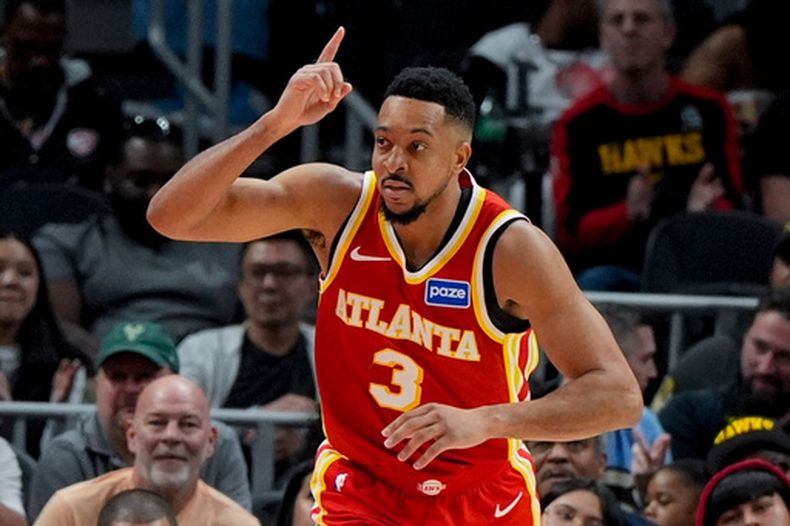 CJ McCollum (3), de los Hawks de Atlanta, celebra una canasta contra los Bucks de Milwaukee durante la segunda mitad de un juego de baloncesto de la NBA, el sábado 14 de marzo de 2026, en Atlanta. (Foto AP/Mike Stewart)