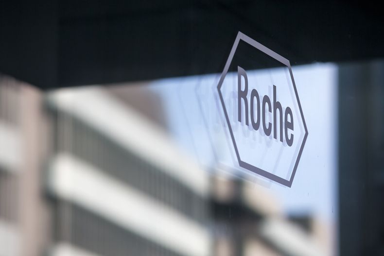 ARCHIVO - El logo de la farmacéutica Roche se ve en Basilea, Suiza, el 1 de febrero de 2017. (Alexandra Wey/Keystone via AP, Archivo)