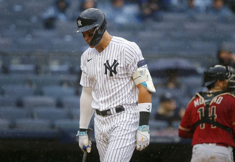 El bateador designado de los Yanquis de Nueva York Aaron Judge regresa al dugout tras ser ponchado en la quinta entrada ante los Diamondbacks de Arizona el domingo 24 de septiembre del 2023. (AP Foto/John Munson)