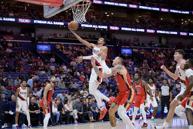Dejounte Murray (5), de los Trail Blazers de Portland, ataca la canasta superando a Daniel Theis (10), de los Pelicans de Nueva Orleans, durante la segunda mitad del juego de baloncesto de la NBA, el lunes 4 de noviembre de 2024, en Nueva Orleans. (AP Foto/Matthew Hinton)