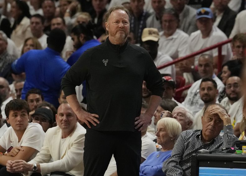 El entrenador de los Bucks de Milwaukee Mike Budenholzer durante el cuarto juego de la serie contra el Heat de Miami en los playoffs de la NBA, el lunes 24 de abril de 2023, en Miami. (AP Foto/Marta Lavandier)