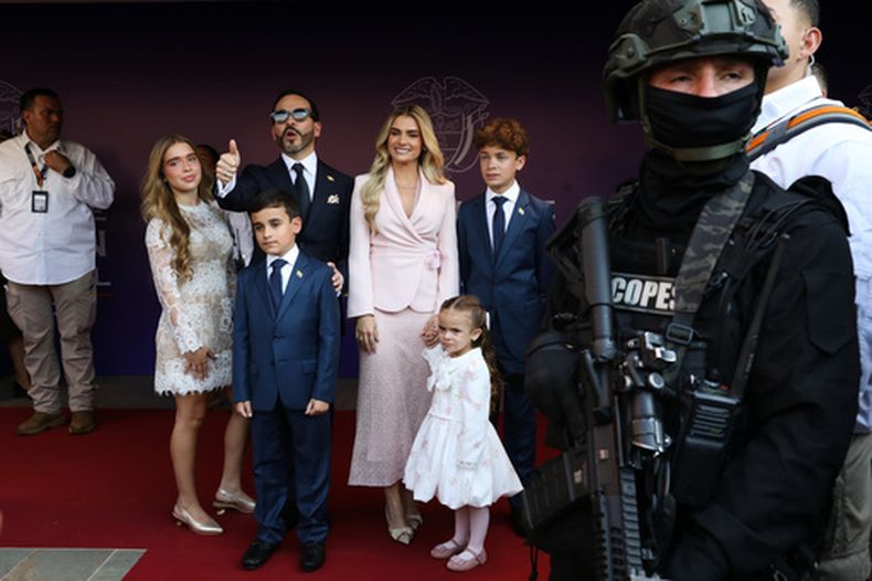 El presidente electo de Colombia, Abelardo de la Espriella, llega con su familia a su toma de posesión en Cali, Colombia, el viernes 7 de agosto de 2026. (AP Foto/Santiago Saldarriaga)