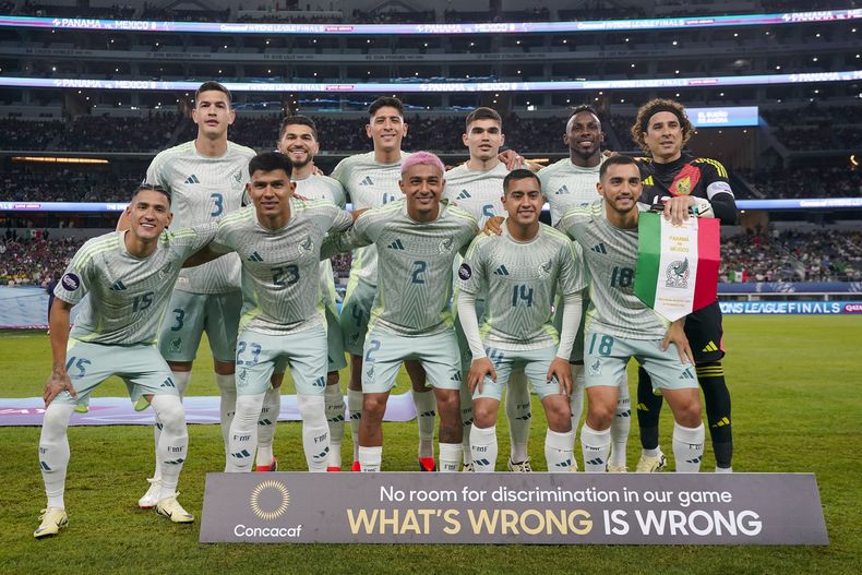 El once titular de México posa previo al partido contra Panamá en las semifinales de la Liga de Naciones de la CONCACAF, el jueves 21 de marzo de 2024, en Arlington, Texas. (AP Foto/Julio Cortez)