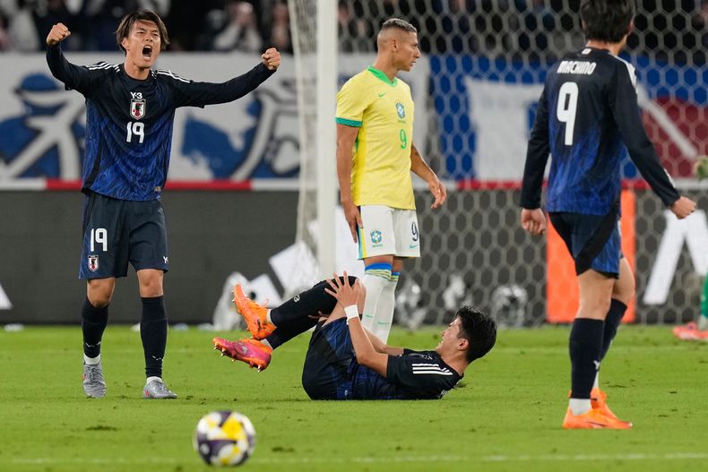 Jugadores de Japón celebran tras vencer a Brasil en encuentro amistoso en Tokio el martes 14 de octubre del 2025. (AP Foto/Eugene Hoshiko)