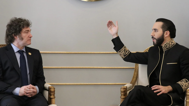 nayib bukele recibe a javier milei luego de su investidura presidencial en el salvador