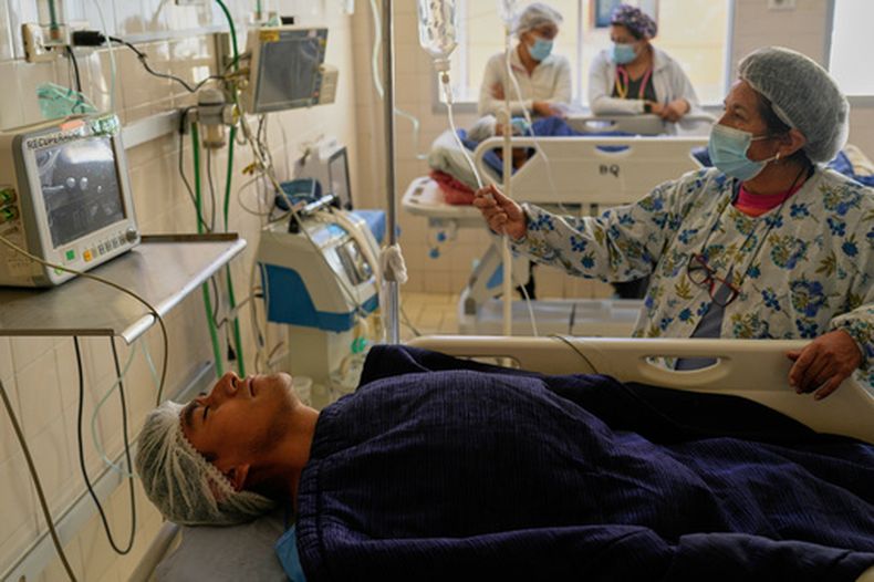 La trabajadora de la salud Delma Ramos monitorea a Carlos Céspedes mientras se recupera de una cirugía en el Hospital General Público, en medio de la escasez de oxígeno debido a los bloqueos de carreteras, en La Paz, Bolivia, el martes 2 de junio de 2026. (Foto AP/Juan Karita)