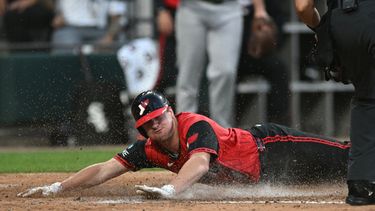 Kyle Teel, de los Medias Blancas de Chicago, se desliza a salvo en el plato para anotar tras un sencillo de Sam Antonacci durante la quinta entrada de un partido de béisbol contra los Atléticos, en Chicago, el viernes 10 de julio de 2026. (Foto AP/Paul Beaty)