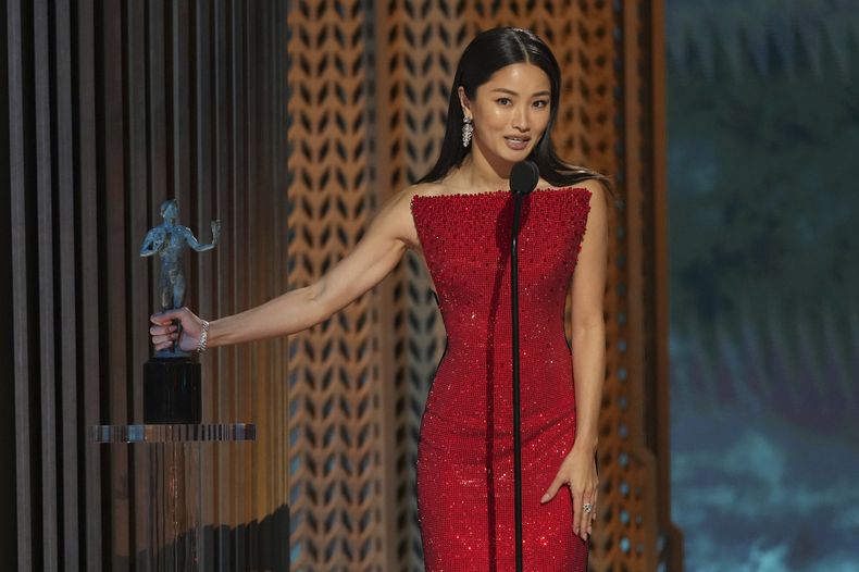 Anna Sawai recibe el premio a mejor actriz en una serie dramática por Shogun en la 31ª edición anual de los Premios SAG el domingo 23 de febrero de 2025 en el Shrine Auditorium de Los Ángeles. (Foto AP/Chris Pizzello)