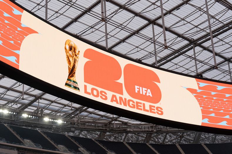El logo de la Copa Mundial de la FIFA 2026 Los Ángeles se muestra durante un evento para los medios sobre el próximo Mundial en el SoFi Stadium en Inglewood, California, el martes 12 de mayo de 2026. (Foto AP/Jae C. Hong)