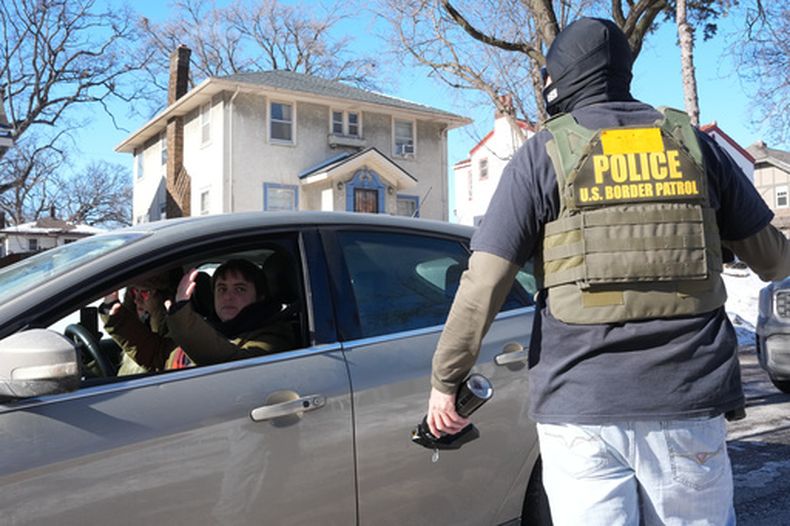 Un agente federal se acerca a un vehículo el jueves 29 de enero de 2026, en Minneapolis. (AP Foto/Adam Gray)