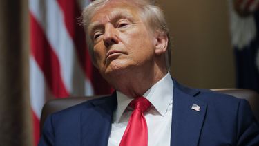 El presidente estadounidense Donald Trump escucha durante una reunión de su gabinete en la Casa Blanca, Washington, el martes 26 de febrero de 2025. (Pool vía AP)
