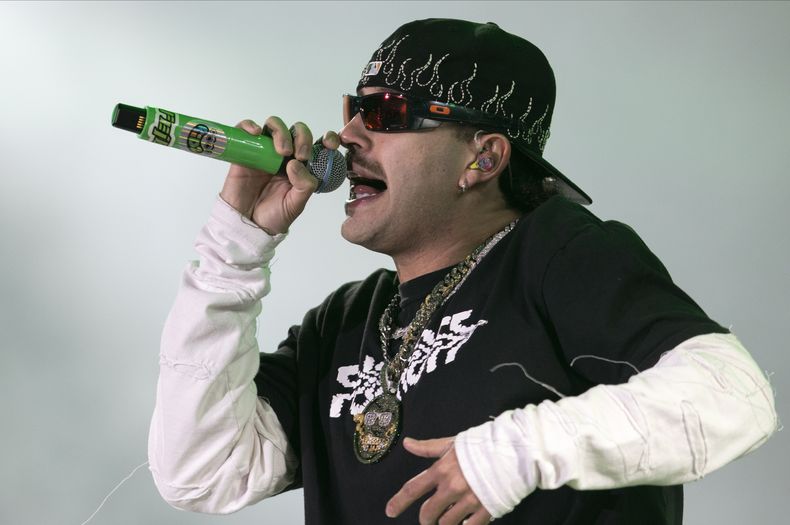 ARCHIVO - El cantante Feid actúa durante el Coca-Cola Flow Fest en la Ciudad de México el 26 de noviembre de 2022. (Foto AP/Alejandro Godinez, archivo)