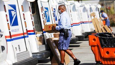 cuatro empleados del servicio postal de ee. uu. acusados y arrestados por retraso del correo electoral