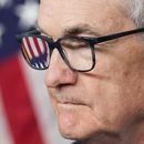 Una bandera estadounidense se refleja en los lentes del presidente de la Reserva Federal, Jerome Powell, mientras habla en una conferencia de prensa en la sede de la Fed, el 13 de diciembre de 2023, en Washington. (AP Foto/Alex Brandon, Archivo)