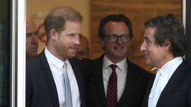 El príncipe Enrique, izquierda, y su abogado David Sherborne, salen del Tribunal Superior tras declarar en Londres, el miércoles 7 de junio de 2023. (Foto AP/Frank Augstein)