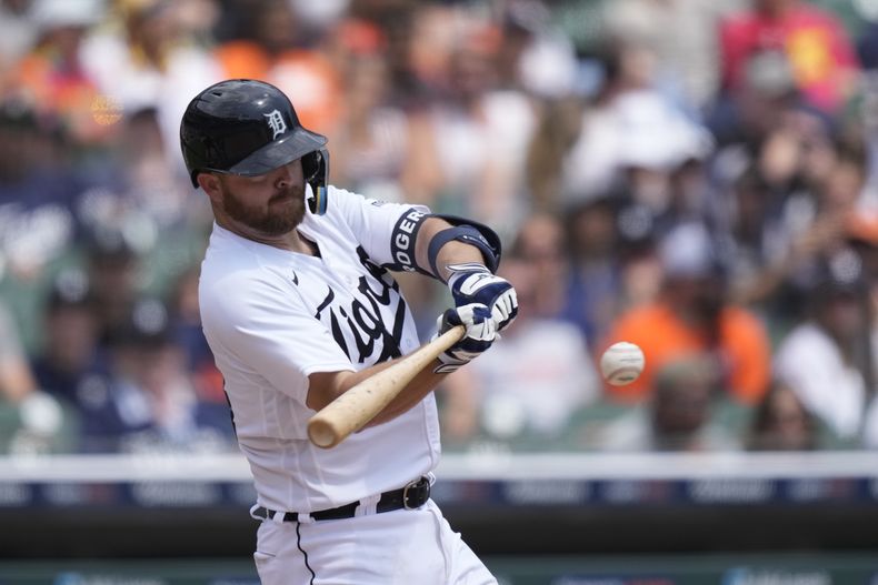 Jake Rogers de los Tigres de Detroit conecta un sencillo remolcador en la segunda entrada del encuentro ante los Rays de Tampa Bay en Detroit el sábado 5 de agosto del 2023. (AP Foto/Carlos Osorio)