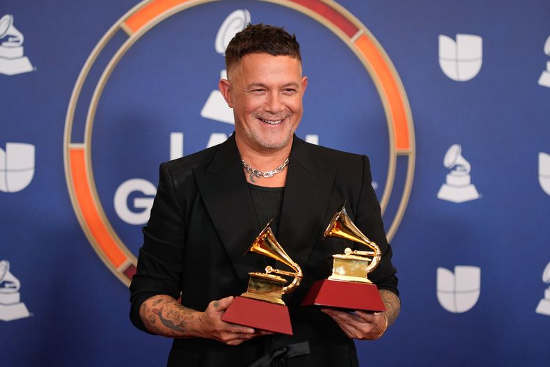 Alejandro Sanz, ganador de los premios a mejor álbum pop contemporáneo por ¿Y ahora qué? y grabación del año por Palmeras en el jardín, posa en la sala de prensa durante los Latin Grammy 2025 el jueves 13 de noviembre de 2025 en el MGM Grand de Las Vegas. (Foto AP/John Locher)