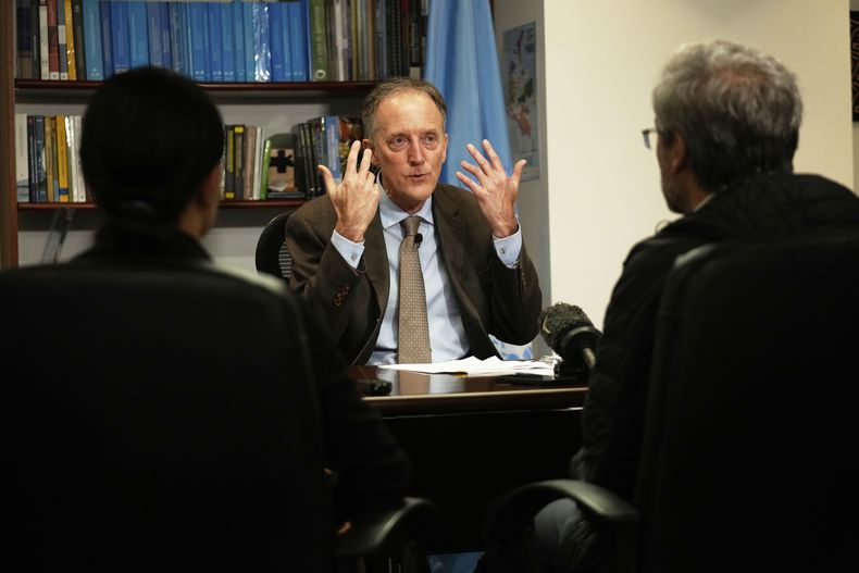 El Alto Comisionado de las Naciones Unidas para los Derechos Humanos en Colombia, Scott Campbell, concede una entrevista en Bogotá, Colombia, el martes 29 de abril de 2025. (AP Foto/Fernando Vergara)