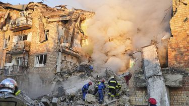 Bomberos trabajan en el incendio de un edificio tras un ataque ruso en Kiev, el 28 de agosto de 2025. (AP Foto/Efrem Lukatsky)