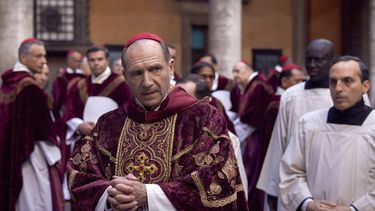 Esta imagen proporcionada por Focus Features muestra a Ralph Fiennes en una escena de Cónclave.(Focus Features via AP)