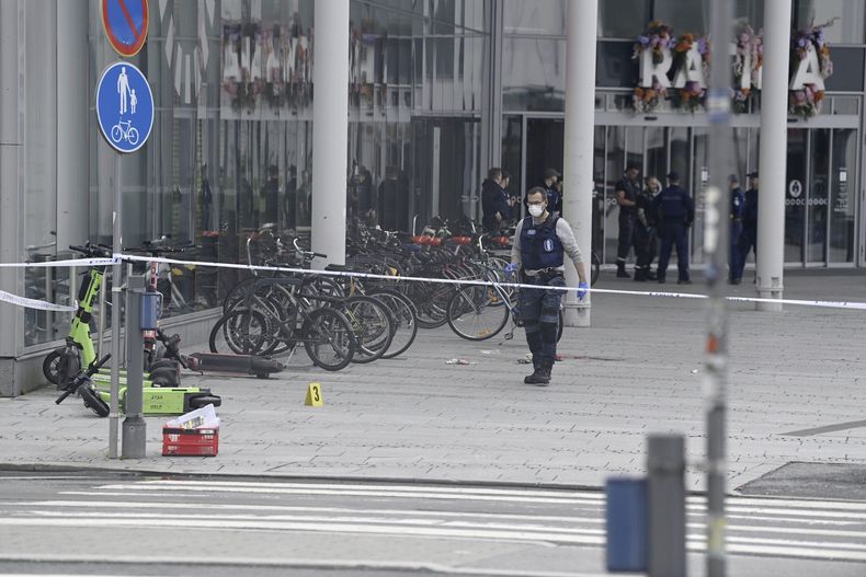 La policía en el centro comercial Ratina en Tampere, Finlandia, el 3 de julio del 2025, luego de los apuñalamientos. (Saara Peltola/Lehtikuva via AP)