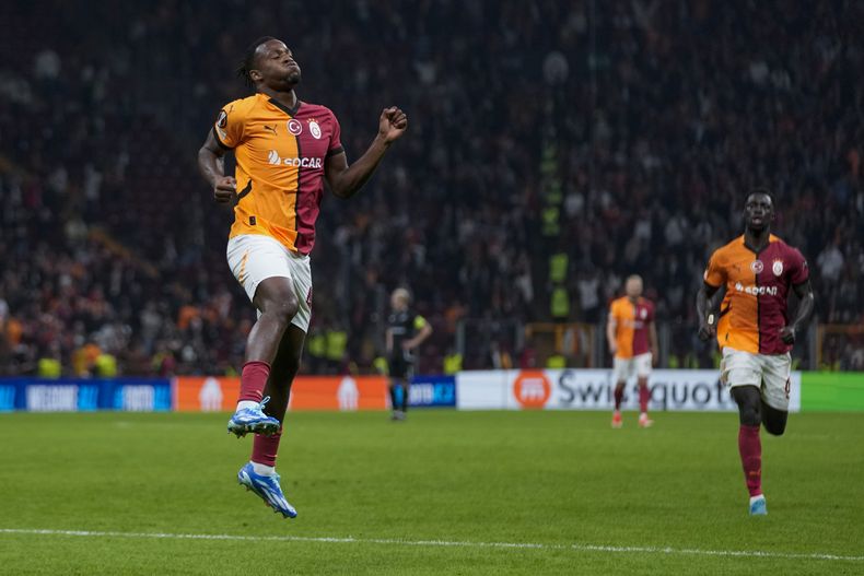 Michy Batshuayi del Galatasaray celebra tras Notar el tercer gol de su equipo en el encuentro de la Liga Europa ante el Elfsborg el miércoles 23 de octubre del 2024. (AP Foto/Khalil Hamra)