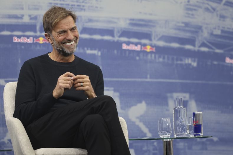 El exentrenador de fútbol Juergen Klopp, sonríe durante una conferencia de prensa en la que se presentó oficialmente como Director Global de Fútbol de Red Bull en Salzburgo, Austria, el martes 14 de enero de 2025. (AP Foto/Haiko Mandl)